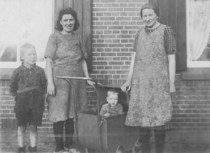 F08 Mevr Onstenk met kinderen 1945